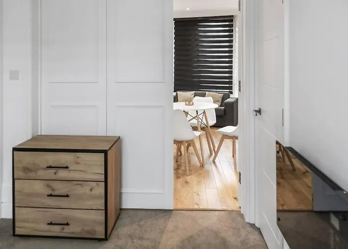 Bright And Spacious 1-Bdr Flat W/ Free Parking