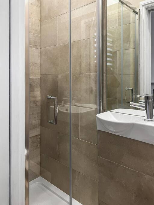 Bright And Spacious 1-bdr Flat W/ Free Parking Apartment Reading
